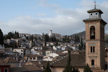 Dünya Mirası Şehri Granada, Endülüs, İspanya 'nın eski orta kesimindeki binaların çatıdan görünüşü