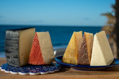 İspanyol sert peynirleri, curado, manchego, keçi peyniri Endülüs stili mavi panoda membrillo reçeli servis edilir.