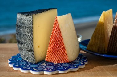 İspanyol sert peynirleri, curado, manchego, keçi peyniri Endülüs stili mavi panoda membrillo reçeli servis edilir.