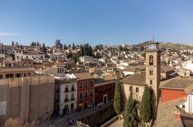 Dünya Mirası Şehri Granada, Endülüs, İspanya 'nın eski orta kesimindeki binaların çatıdan görünüşü