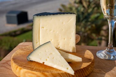 İspanyol sert manchegosu, inek, koyun ve keçi peyniri sabah güneş ışığı altında servis edilir.