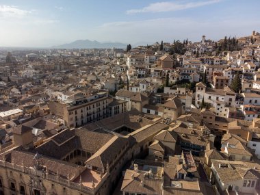 Hava manzaralı binalar, eski bölge, dağlar ve saray, dünya mirası şehir Granada, Endülüs, İspanya ilkbaharda