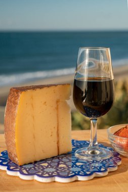 İspanyol şarabı tatmak için Pedro Ximenez şeri ile manchego peyniri El Puerto de Santa Maria, Endülüs, İspanya 'da aynı şaraptan yapılır.