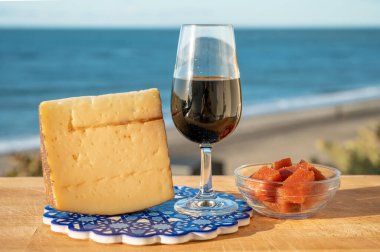 İspanyol şarabı tatmak için Pedro Ximenez şeri ile manchego peyniri El Puerto de Santa Maria, Endülüs, İspanya 'da aynı şaraptan yapılır.