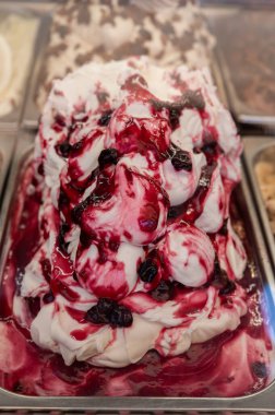 Buzdolabındaki renkli zanaatkar dondurmalar İspanya 'da kapanıyor.