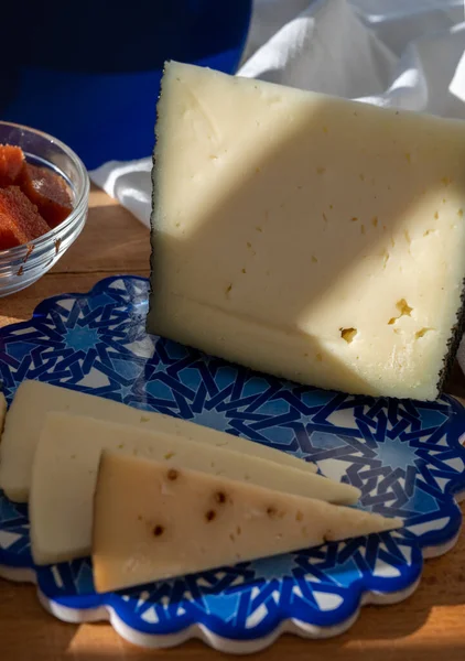 Spanish Hard Manchego Cow Sheep Goat Cheeses Served Outdoor Membrillo — Photo
