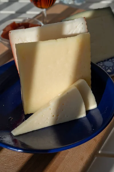 Spanish Hard Manchego Cow Sheep Goat Cheeses Served Outdoor Membrillo — Zdjęcie stockowe