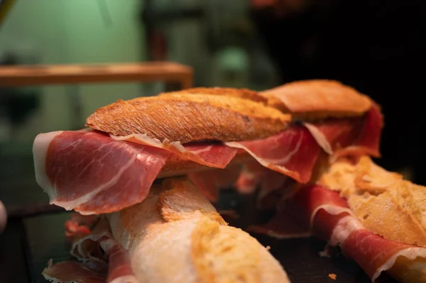 Comida Callejera Española Bajo Costo Bocadillo Sándwich Pan Jamón Seco —  Fotos de Stock