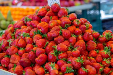 Provencal çiftçi pazarında kutularda taze Fransız çilekleri, Avignon, Fransa.