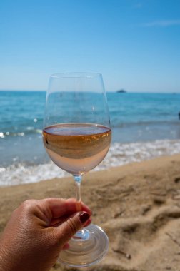 Provence 'den gelen soğuk gül şarabı Fransa' da yaz tatili olan Saint-Tropez yakınlarındaki Plage de Pampelonne plajında servis edildi.