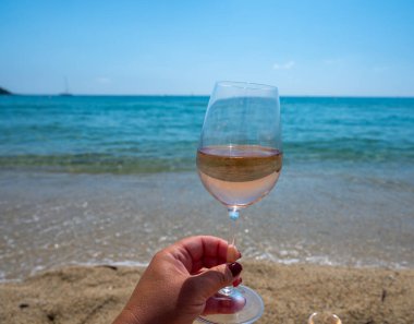 Provence 'den gelen soğuk gül şarabı Fransa' da yaz tatili olan Saint-Tropez yakınlarındaki Plage de Pampelonne plajında servis edildi.