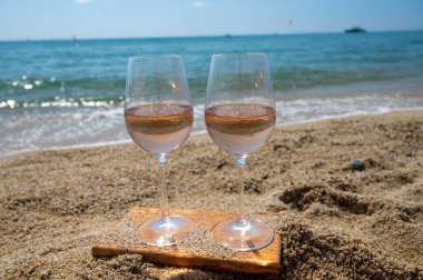 Provence 'den gelen soğuk gül şarabı Fransa' da yaz tatili olan Saint-Tropez yakınlarındaki Plage de Pampelonne plajında servis edildi.