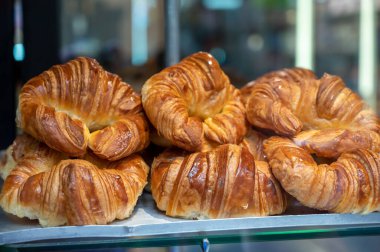San Sebastian City, Bask Ülkesi, İspanya 'daki el sanatları fırınında tereyağlı kruvasan sergileniyor.