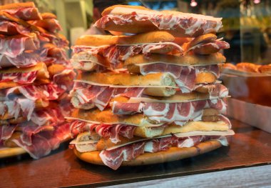 İspanyol sokak yemeği, taze pişmiş baget ekmeği dilimlenmiş İberya jamonu, Bocadillo