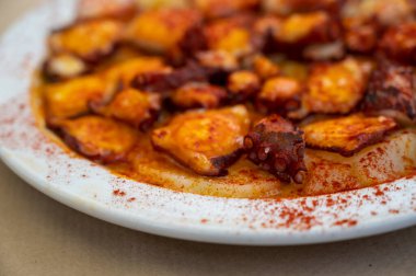 Lezzetli deniz ürünleri, ızgara ahtapot Galiçya usulü kırmızı biberli ve İspanyol restoranında servis edilen patatesli.