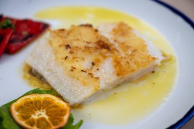 San Sebastian, Bask Bölgesi, İspanya 'da balık restoranında servis edilen ızgara deniz levreği filetosu.