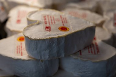 Fransız kalbi şekilli neufchatel inek peyniri çiftçi dükkanında satılıyor, labirentlerin üzerindeki Fransızca metin Neufchatel peyniri anlamına geliyor, Normandiya, Fransa 'da çiftçi sütünden yapılıyor.