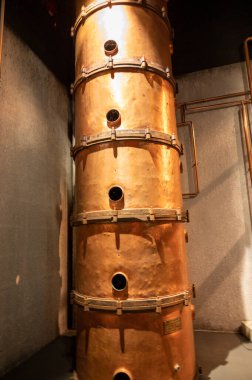 Normandiya, Calvados bölgesi, Fransa 'da güçlü alkollü elma suyu Calvados kalvadolarının damıtılması için eski ve modern ekipmanlar.