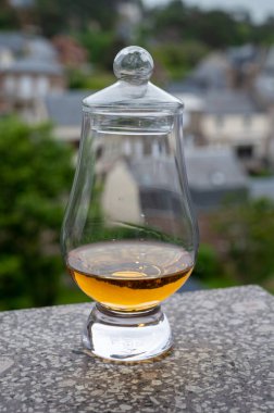Viski barajı arka plandaki eski evleri gören, Edinburgh viski tatma turu, İskoçya