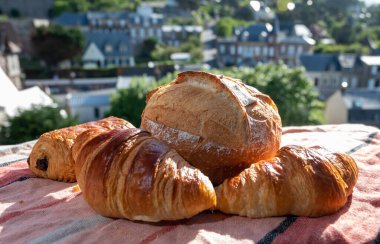 İki taze tereyağlı kruvasan ve beyaz buğday çiftçileri Fransız fırınından fırlamış.
