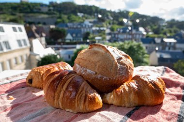 İki taze tereyağlı kruvasan ve beyaz buğday çiftçileri Fransız fırınından fırlamış.
