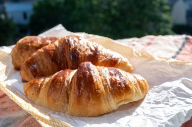 Fransız pastanesinden iki taze tereyağlı kruvasan.