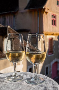 Arka planda eski Fransız evleri, Burgundy, şarap turu olan beyaz büyük cru sınıfı Chablis şarabı tatmak Fransa 'dır.
