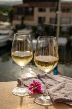 Port Grimaud 'un yat limanında manzaralı soğuk beyaz şarap içmek, Fransa' nın Provence şehrinde Fransız Rivierası 'nda yaz tatili