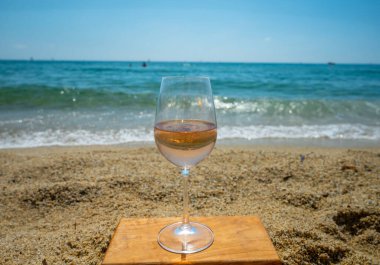 Provence 'den gelen soğuk gül şarabı Fransa' da yaz tatili olan Saint-Tropez yakınlarındaki Plage de Pampelonne plajında servis edildi.