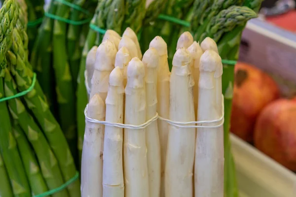 Fresh Raw White Green Asparagus Vegetables Sale Farmers Market Spain — Stock Photo, Image