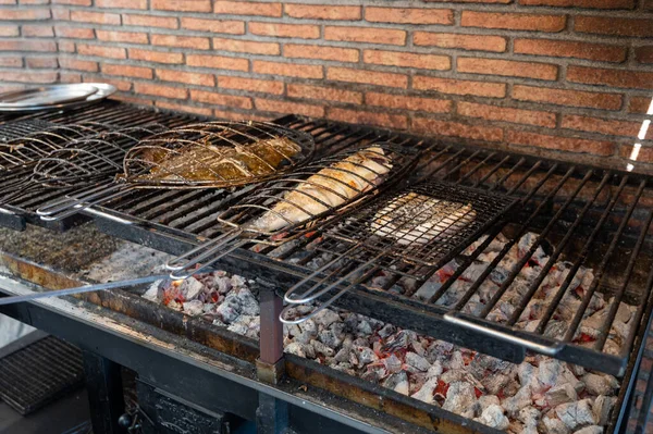 Fresco Peixe Grelhando Parrilhas Carvão Velho Peixe Branco Robalo Pregado — Fotografia de Stock