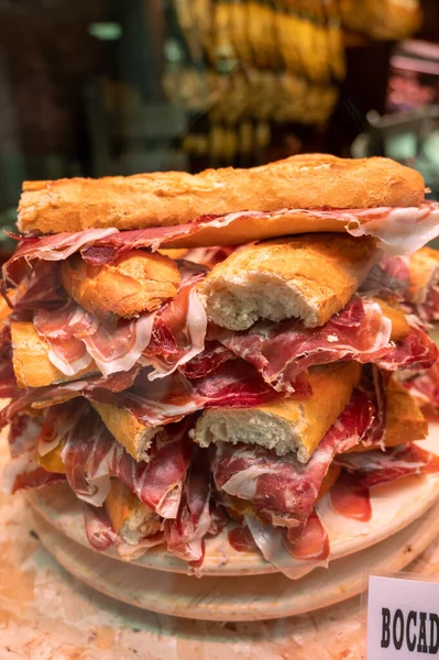 Spaanse Streetfood Vers Gebakken Stokbrood Met Gesneden Iberische Ham Jamon — Stockfoto