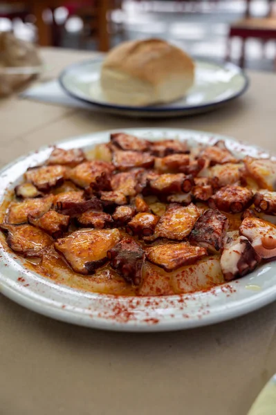 スペイン料理店で提供されるおいしい魚介類 赤ピメントパプリカとジャガイモとグリルタコガリアンスタイル — ストック写真