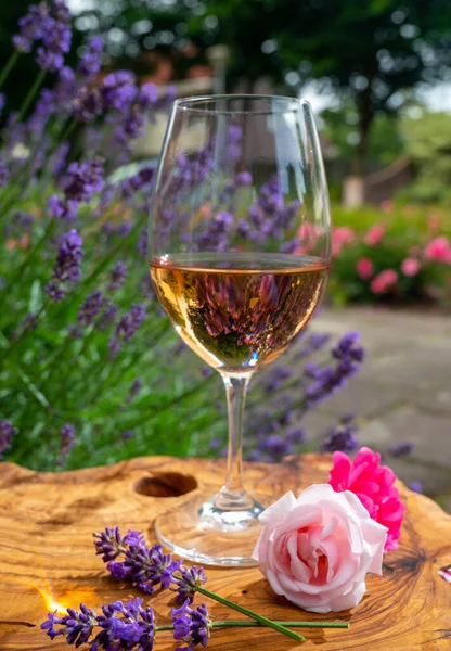 Vinho Rosa Francês Provence Dois Copos Vinho Com Flores Lavanda — Fotografia de Stock