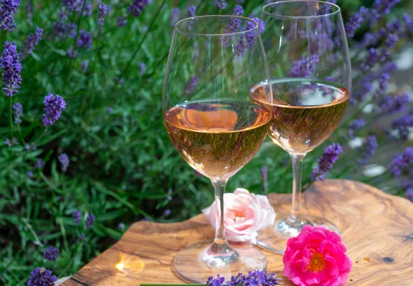 Vino Rosa Francés Provenza Dos Copas Vino Con Flores Lavanda — Foto de Stock