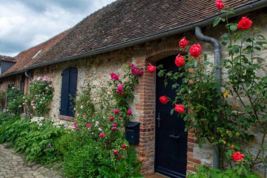 Turizm beldesi, en güzel Fransız köylerinden biri, Gerberoy - küçük tarihi köy, yarı keresteli evler ve renkli güller, Fransa