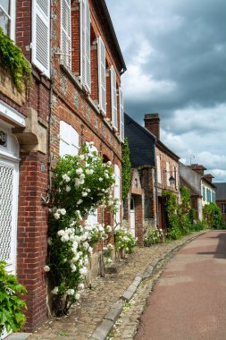 Turizm beldesi, en güzel Fransız köylerinden biri, Gerberoy - küçük tarihi köy, yarı keresteli evler ve renkli güller, Fransa