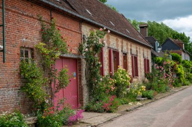 Turizm beldesi, en güzel Fransız köylerinden biri, Gerberoy - küçük tarihi köy, yarı keresteli evler ve renkli güller, Fransa