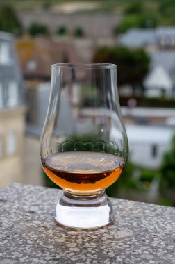 Viski barajı arka plandaki eski evleri gören, Edinburgh viski tatma turu, İskoçya