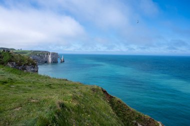 Tebeşir kayalıkları, Atlantik okyanusu ve Fransa 'nın Normandiya eyaletindeki Porte d' Aval kemerindeki panoramik manzara. Turistler için tatil yeri.
