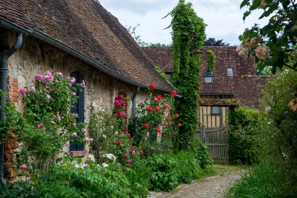 Turizm beldesi, en güzel Fransız köylerinden biri, Gerberoy - küçük tarihi köy, yarı keresteli evler ve renkli güller, Fransa