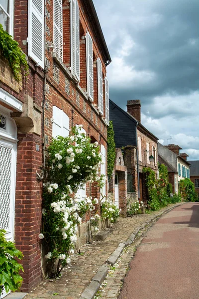 Turizm beldesi, en güzel Fransız köylerinden biri, Gerberoy - küçük tarihi köy, yarı keresteli evler ve renkli güller, Fransa
