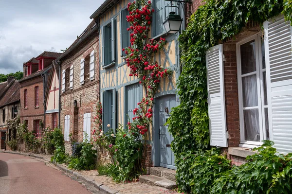 Turizm beldesi, en güzel Fransız köylerinden biri, Gerberoy - küçük tarihi köy, yarı keresteli evler ve renkli güller, Fransa