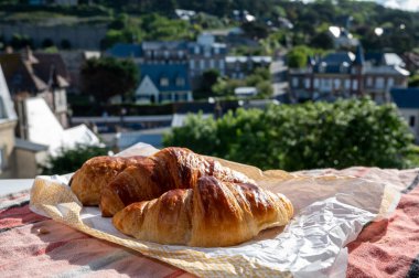 Fransız pastanesinden iki taze tereyağlı kruvasan.