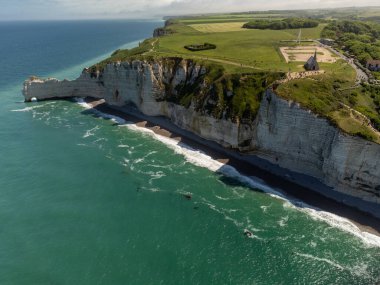 Tebeşir kayalıkları, yeşil çayırlar ve Etretat, Normandiya, Fransa 'daki Atlantik Okyanusu üzerindeki hava panoramik manzarası. Turistler için tatil yeri.