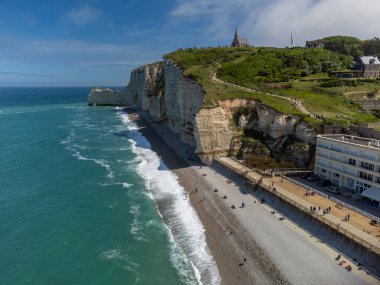 Tebeşir kayalıkları, yeşil çayırlar ve Etretat, Normandiya, Fransa 'daki Atlantik Okyanusu üzerindeki hava panoramik manzarası. Turistler için tatil yeri.