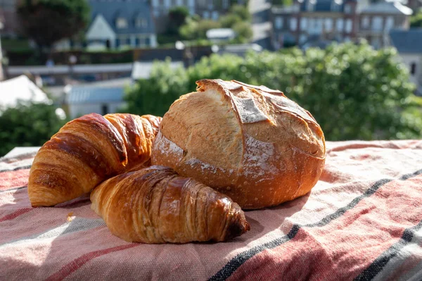 Dois Croissants Frescos Manteiga Cozida Forno Fazendeiros Trigo Whitre Breasd — Fotografia de Stock