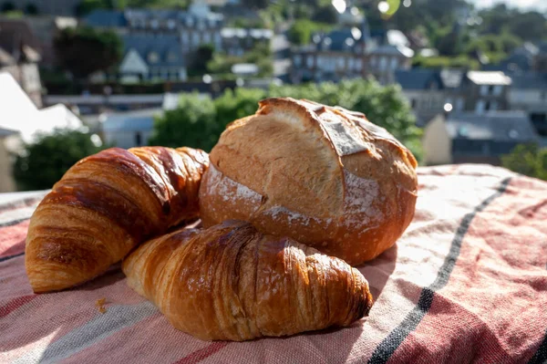 Deux Croissants Beurre Frais Une Poitrine Blé Boulangerie Artisanale Française — Photo