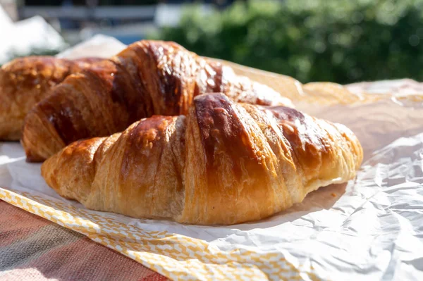 Due Croissant Burro Appena Sfornati Della Pasticceria Francese Artigianale — Foto Stock