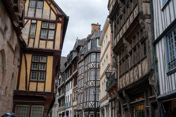 ルーアン市の旧中心部を歩く 街並み 観光客の目的地の都市上ノルマンディー フランス — ストック写真